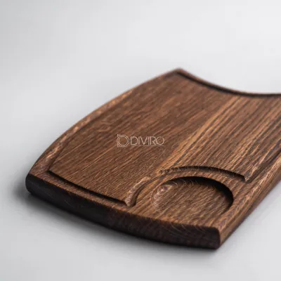 Доска для стейка в виде топора с соусником, тонированный дуб 35×19 см от мастерской DIVIRO